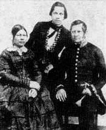 Павел Матвеевич Ольхин (в центре) с родителями - Матвеем Дмитриевичем и Анной Антоновной. Фото 1851 года.
